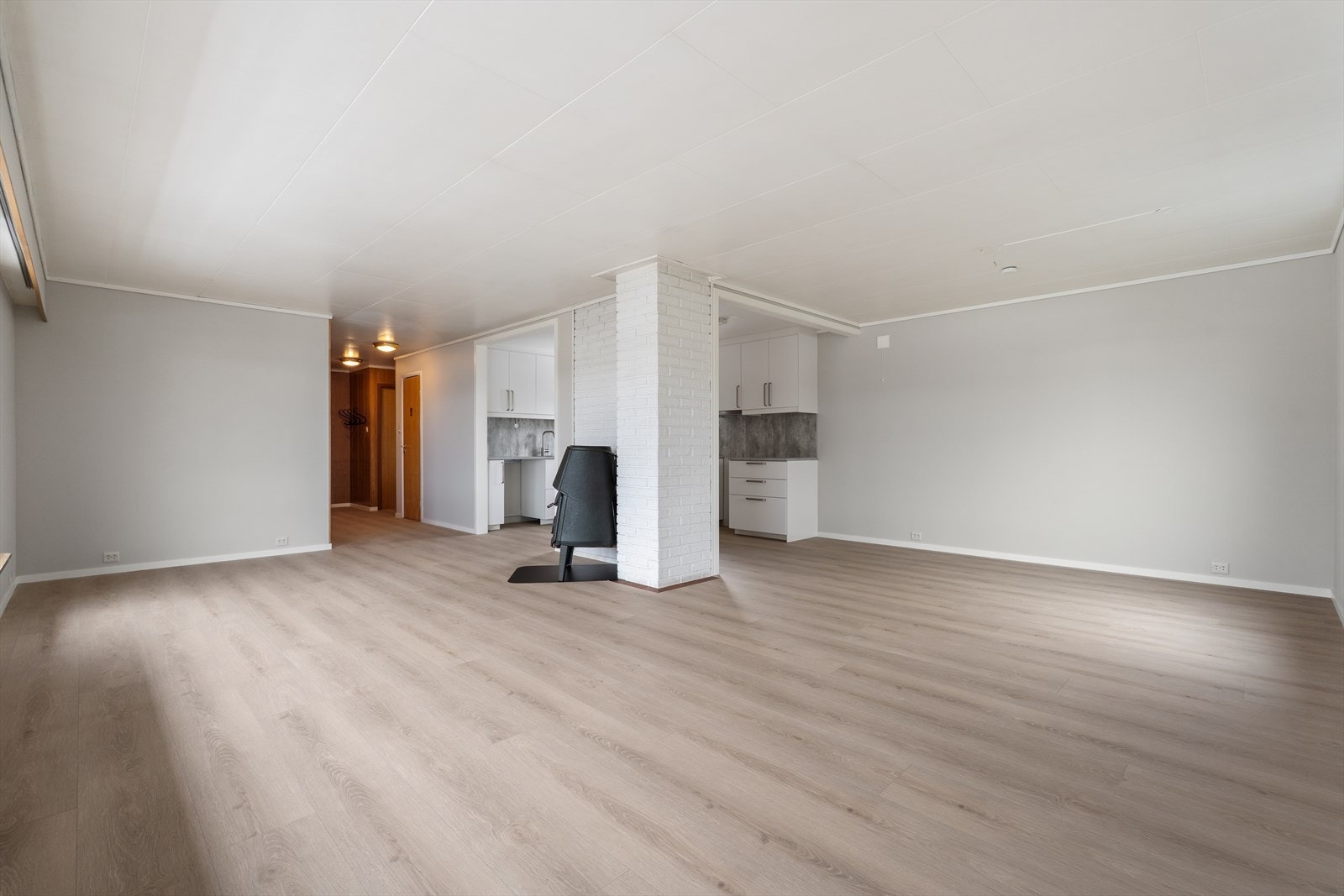 Stor og åpen stue med god plass til flere soner - perfekt for både avslapning og sosiale sammenkomster. Galleribilde