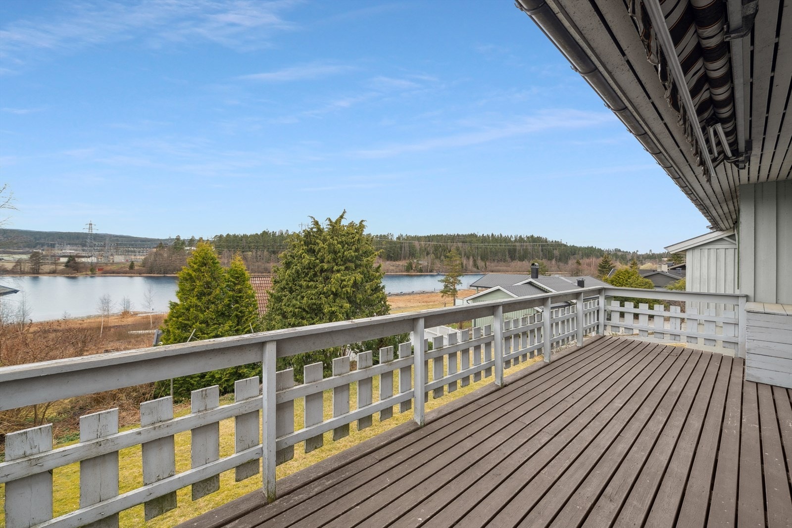 En innbydende terrasse med møbleringsmuligheter og nydelig utsikt mot Fiskumvannet - et perfekt sted for sommerkvelder. Galleribilde