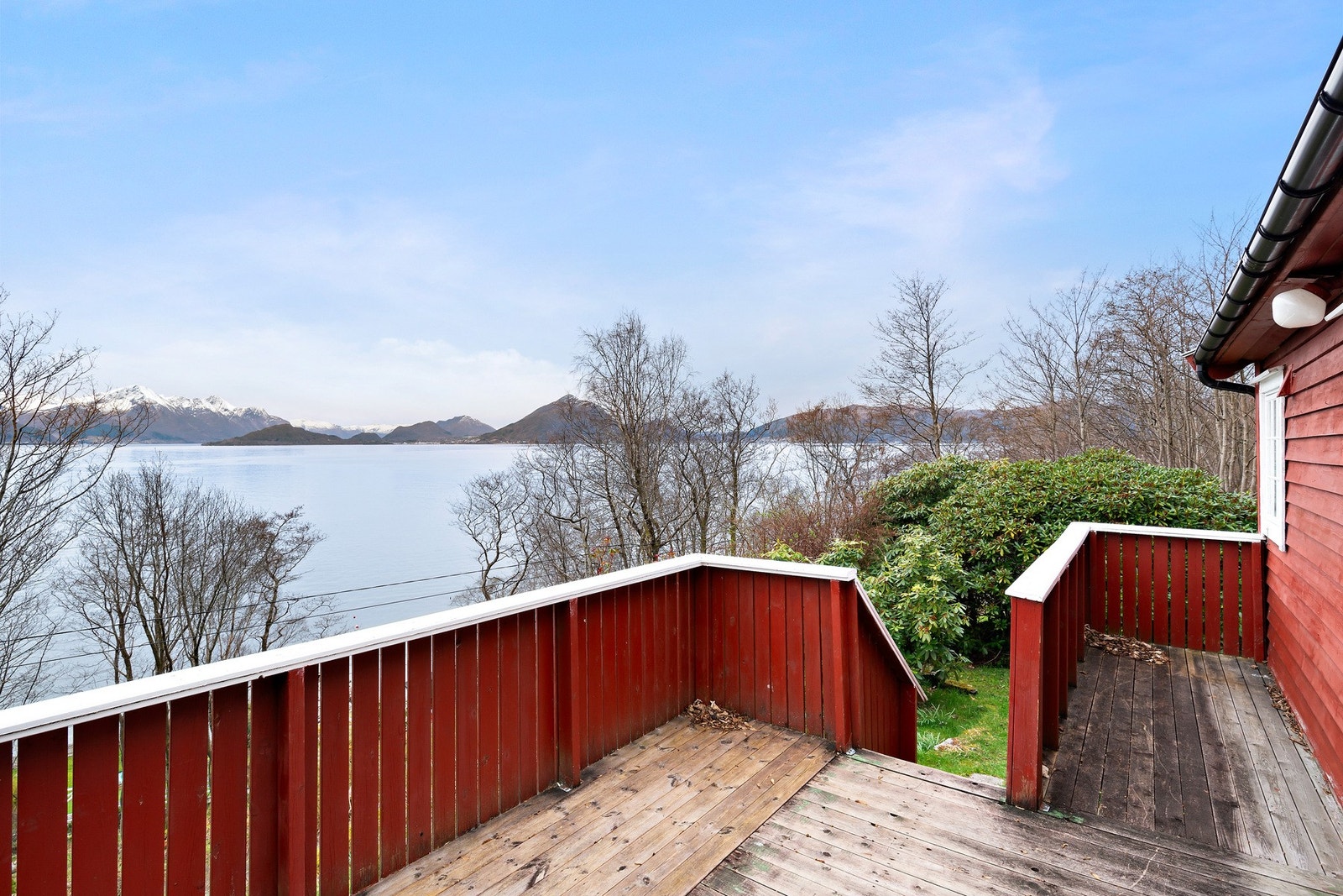 Utsikten kan videre nytes fra verandaen med sydvendt orientering. Denne på omtrent 13 kvadratmeter. Galleribilde