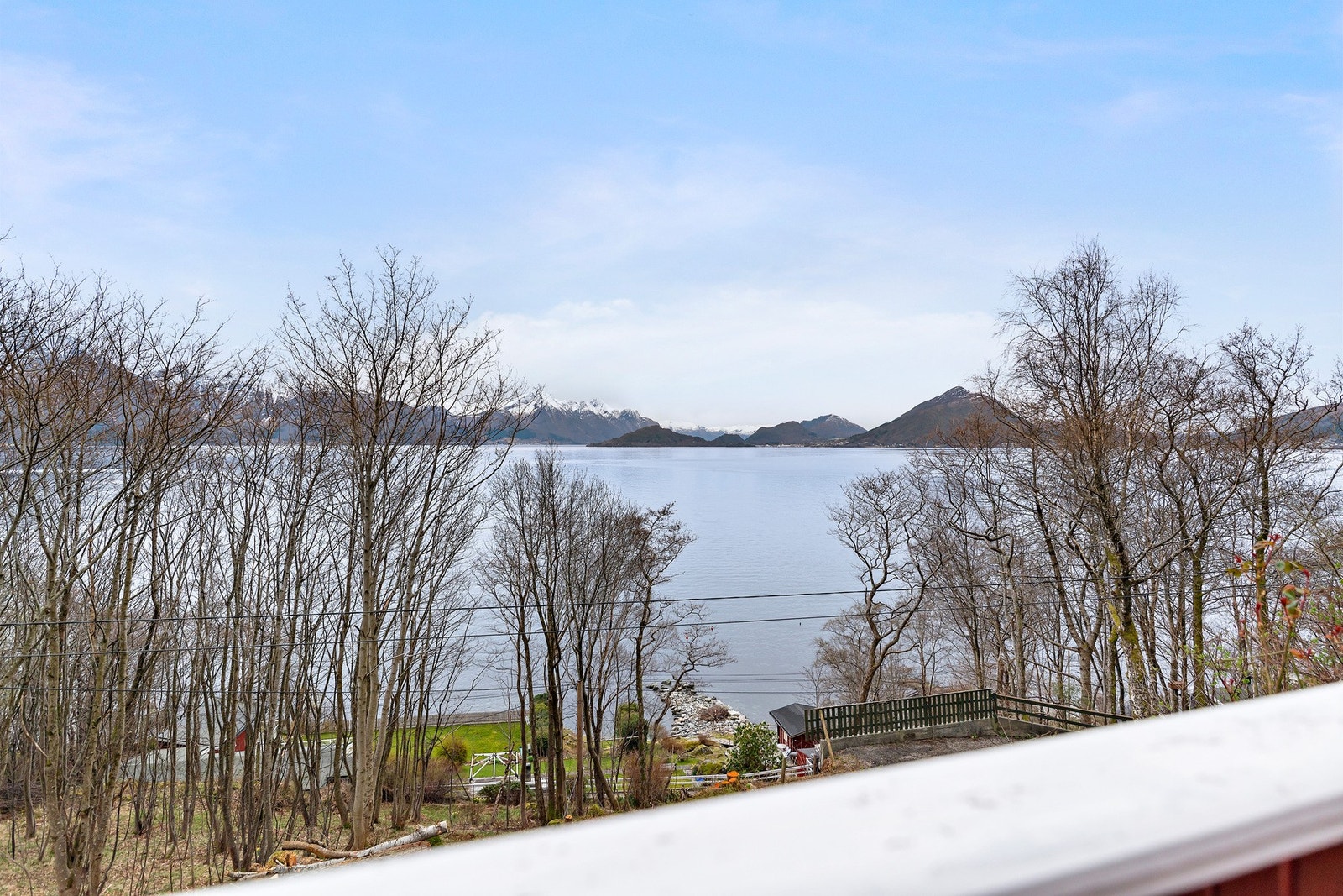 Her er du omgitt av spektakulær natur, med panorama over glitrende fjord og mektige fjell. Galleribilde