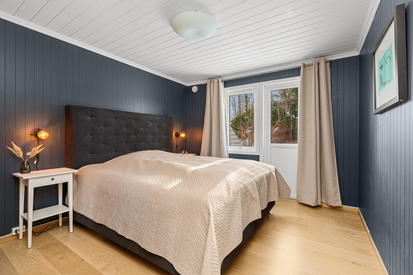 Fra hovedsoverommet er det utgang til hagen. Galleribilde