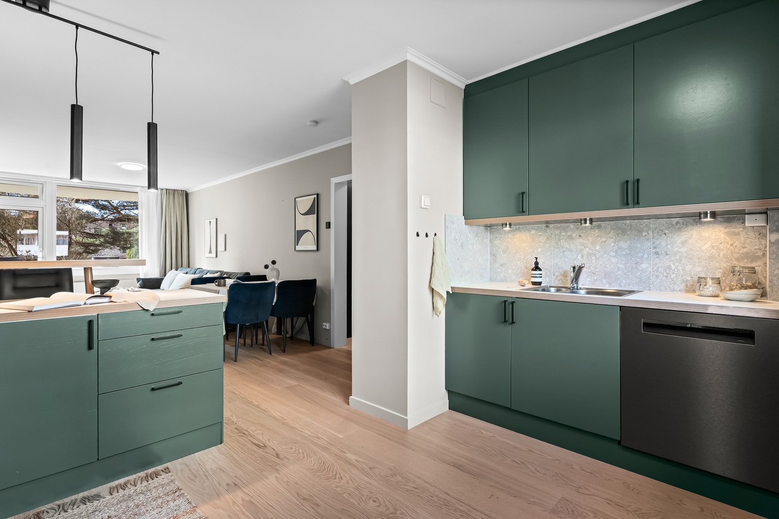 Godt med skap- og benkeplass, samt praktisk kjøkkenøy med sitteplasser - perfekt for både matlaging og sosialt samvær. Galleribilde