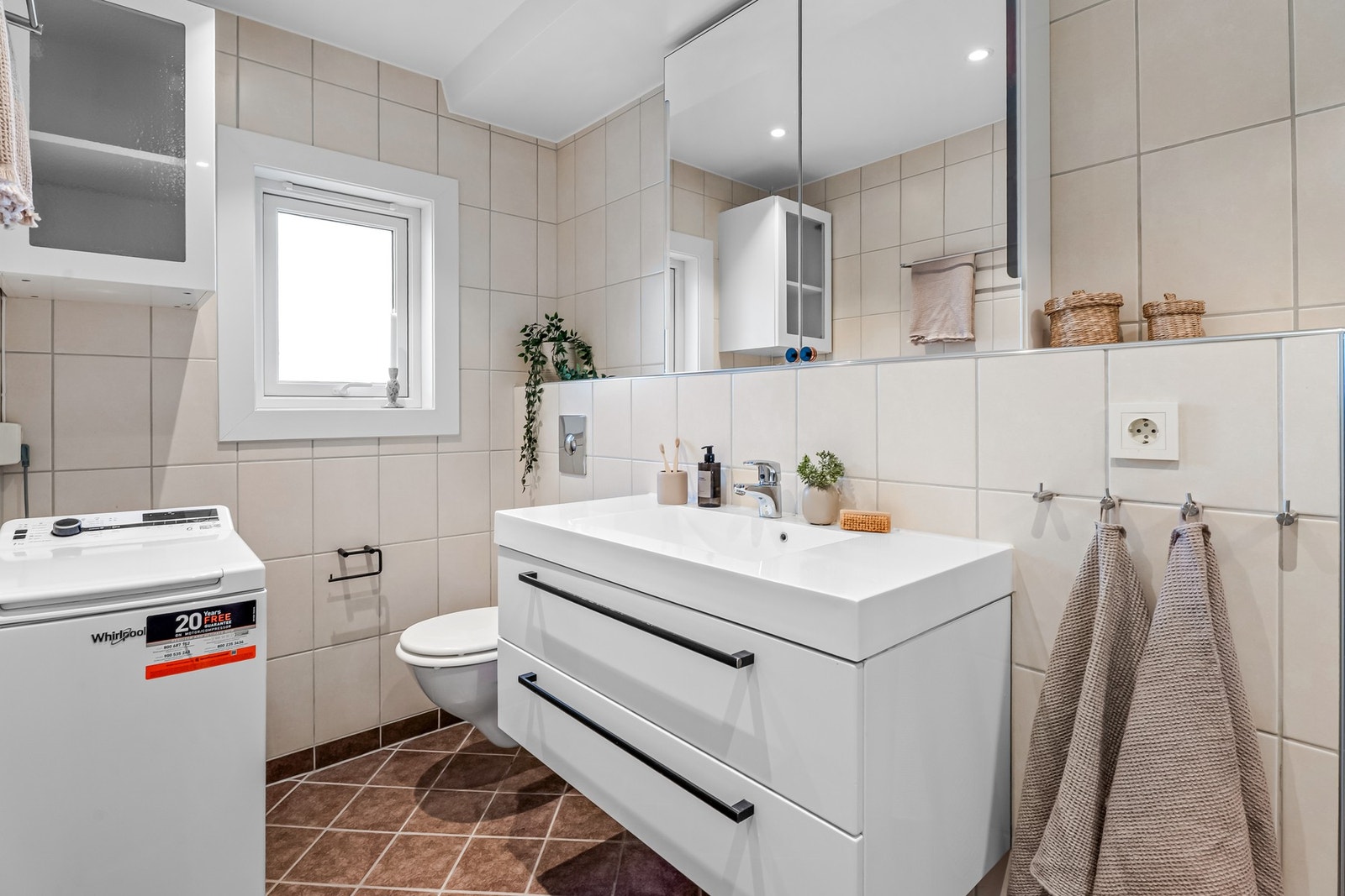 Romslig flislagt baderom med downlights, som fikk nye spotter i 2025 og utstyrt med termostatstyrte varmekabler på gulvet. Galleribilde
