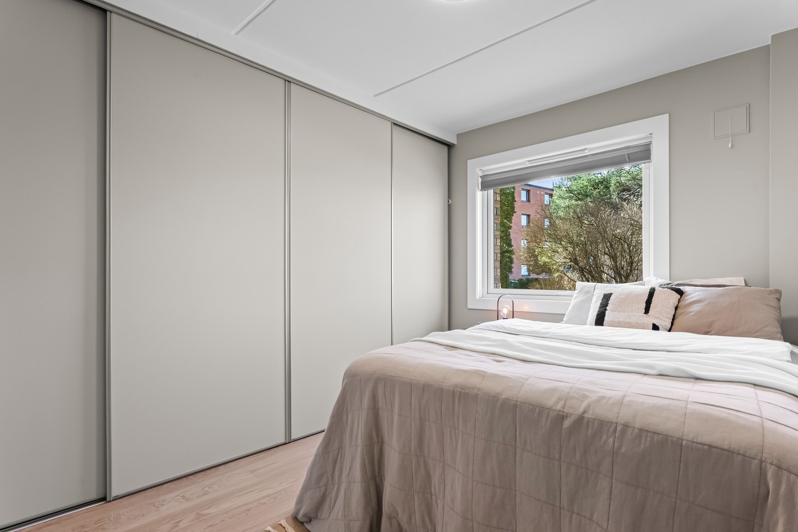 Soverommet har god garderobeløsning med skyvedørsgarderobe langs hele ene veggflaten, som gir rikelig med oppbevaringsplass. Galleribilde