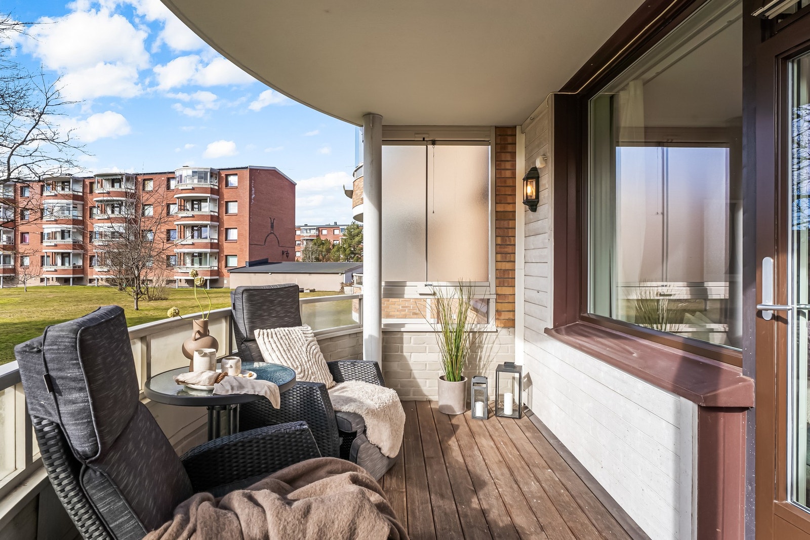 Romslig, vestvendt balkong på ca. 7 kvm med gode solforhold. God plass til sittegruppe, og tillatt med både gassgrill og elektrisk grill. Galleribilde