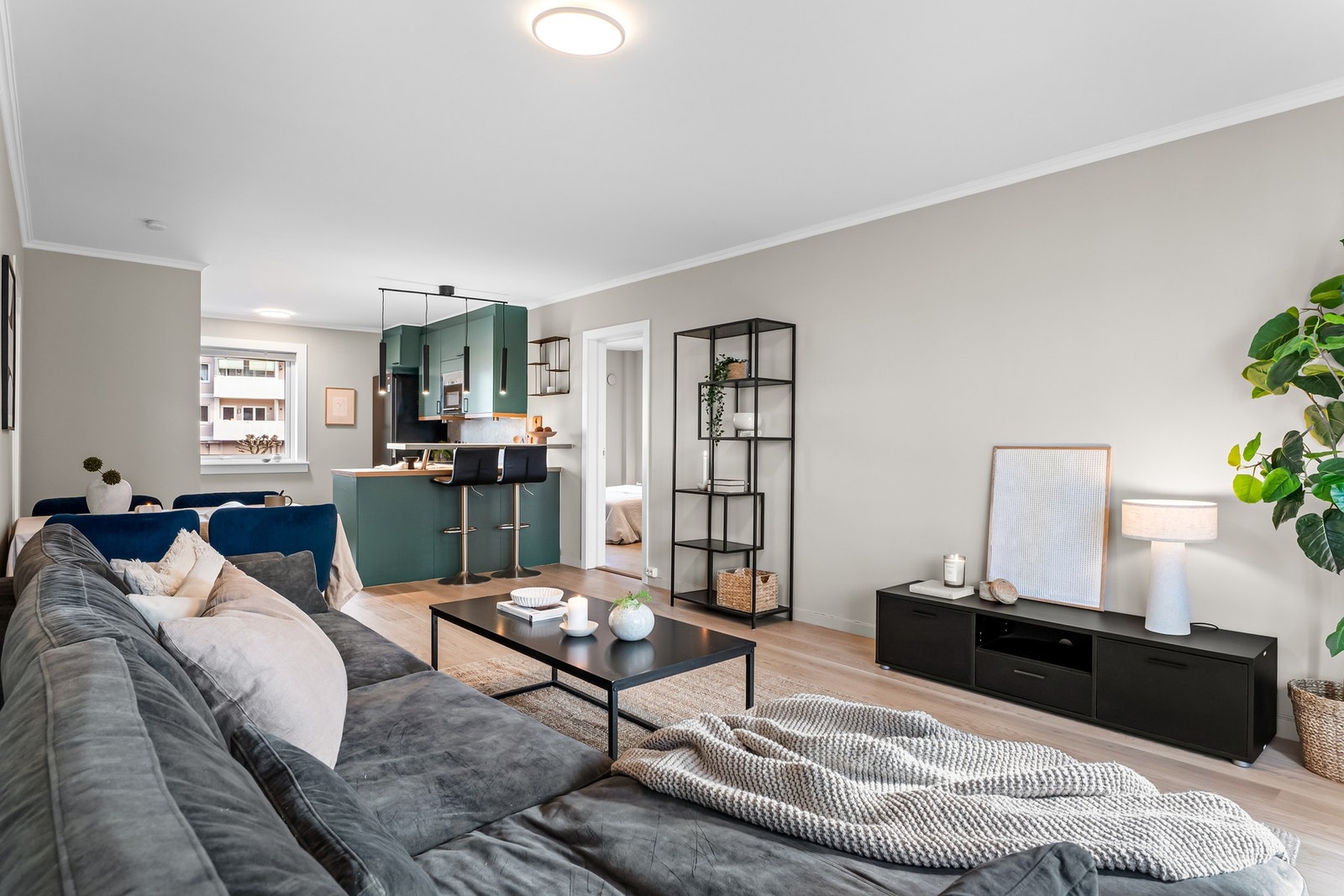 Stuen er enkel å møblere med sofagruppe og TV-løsning, og det er naturlig plass til spisebord i tilknytning til kjøkkenet. Galleribilde