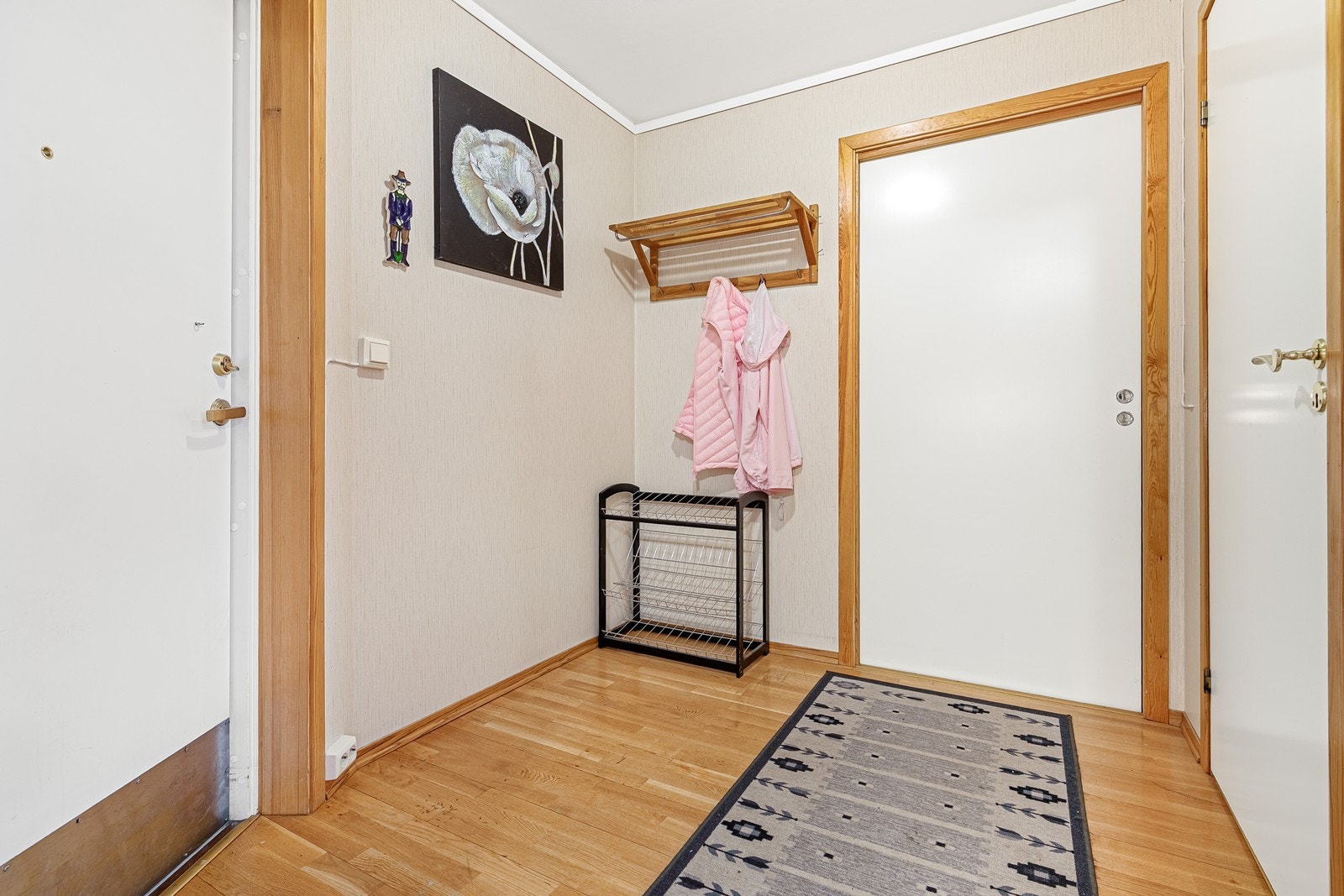Inngang til romslig entré med plass til yttertøy og eventuelle hjelpemidler Galleribilde