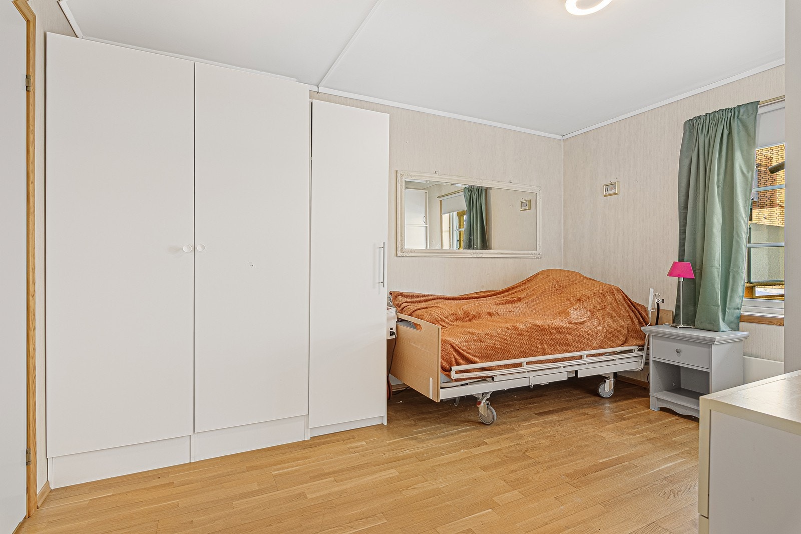 Romslig soverom med plass til store garderobeskap - inngang direkte til bad fra soverommet Galleribilde