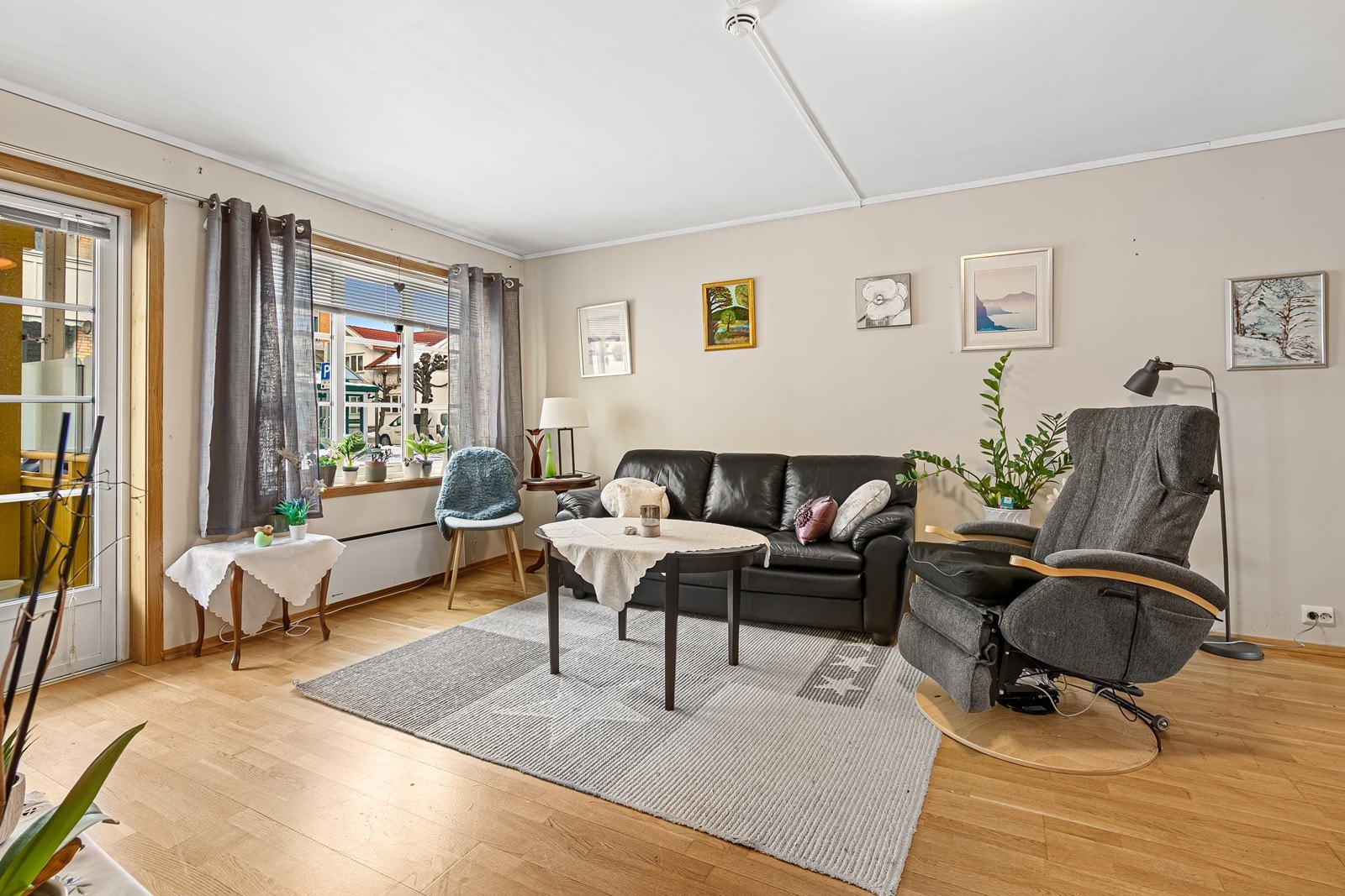 Stuen har godt med lys fra store vindusflater Galleribilde