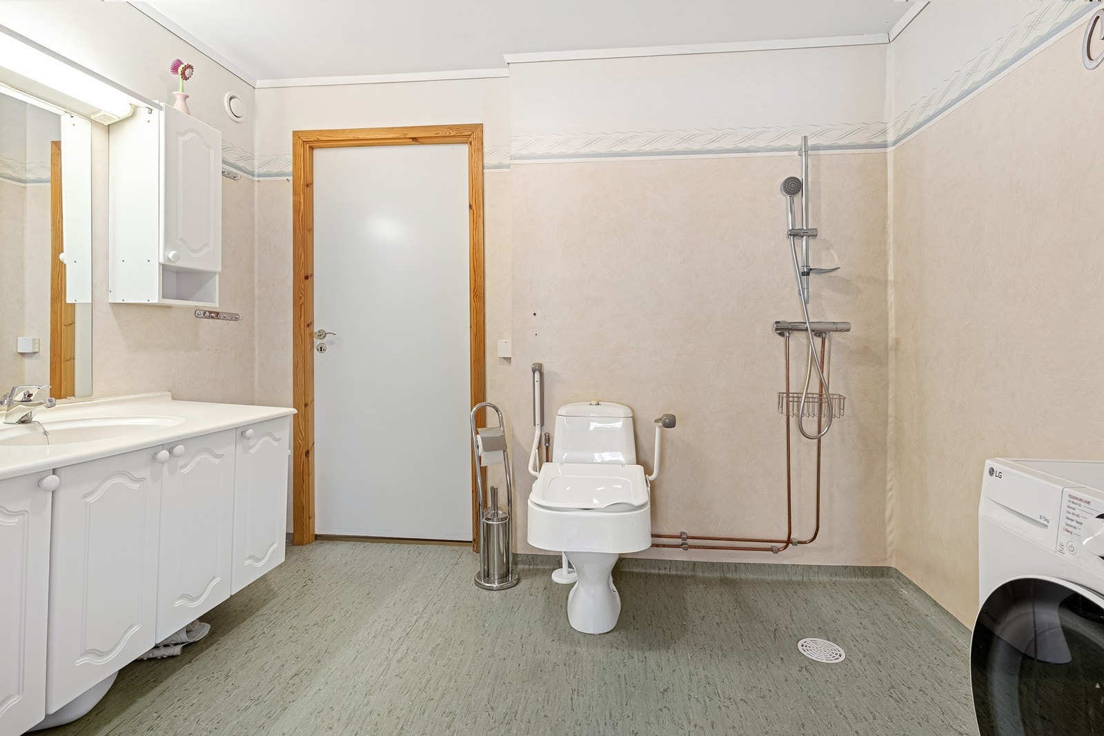 På badet er det montert servantseksjon, toalett, dusj på vegg og opplegg til vaskemaskin Galleribilde