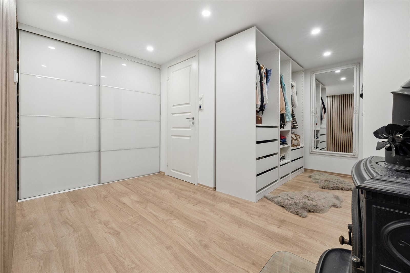 Det er rikelig med oppbevaringsmuligheter i underetasjen med både walk-in closet og skyvedørsgarderobe. Galleribilde