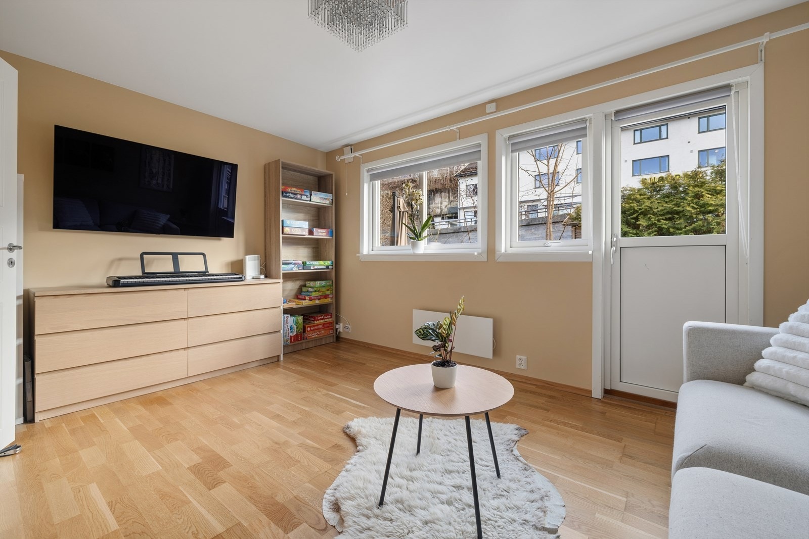 Soverommet er innredet som tv-stue i dag. Det er utgang til terrasse og hagen Galleribilde
