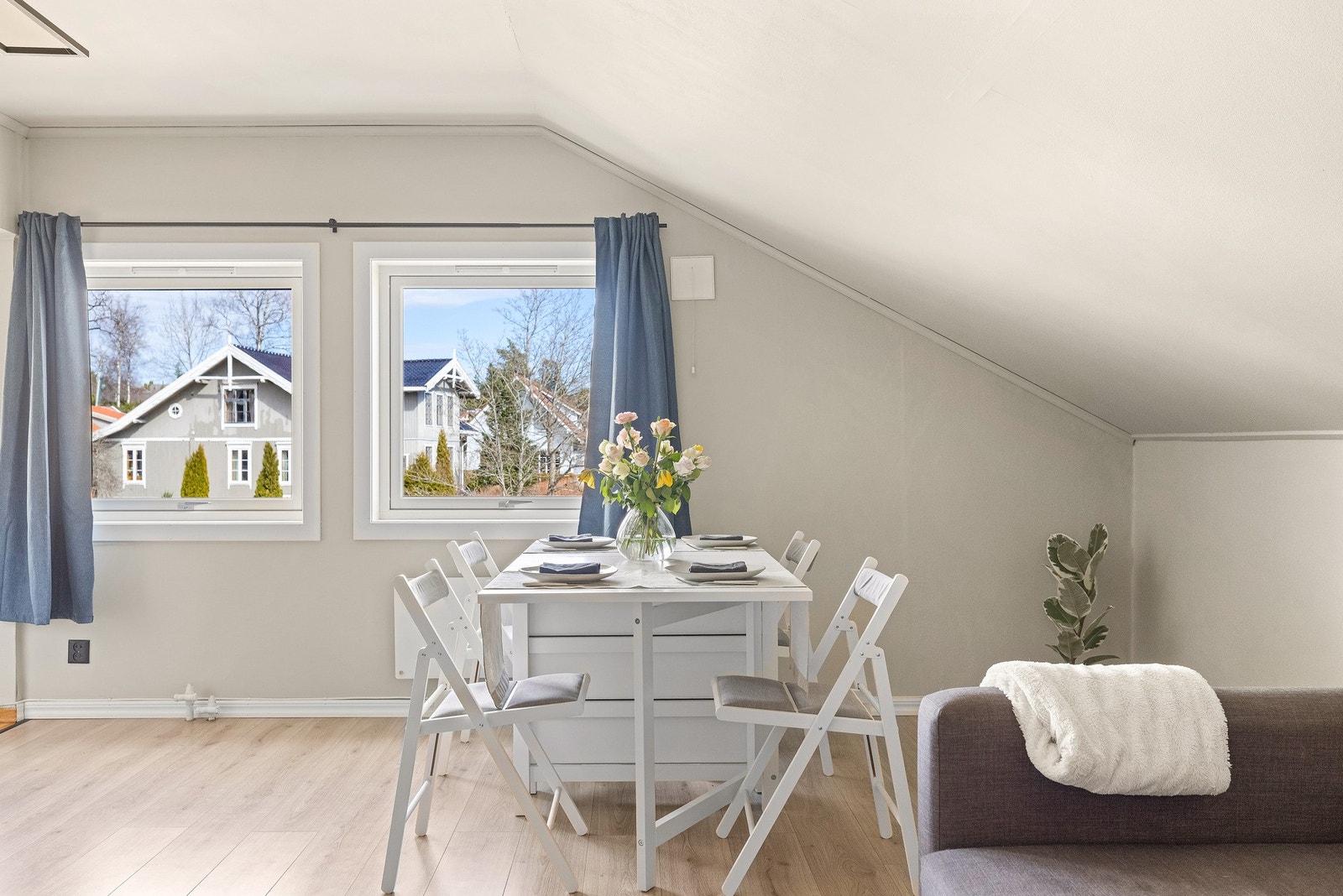 Stuen har store åpne vindusflater og rikelig med lysinnslipp. Galleribilde