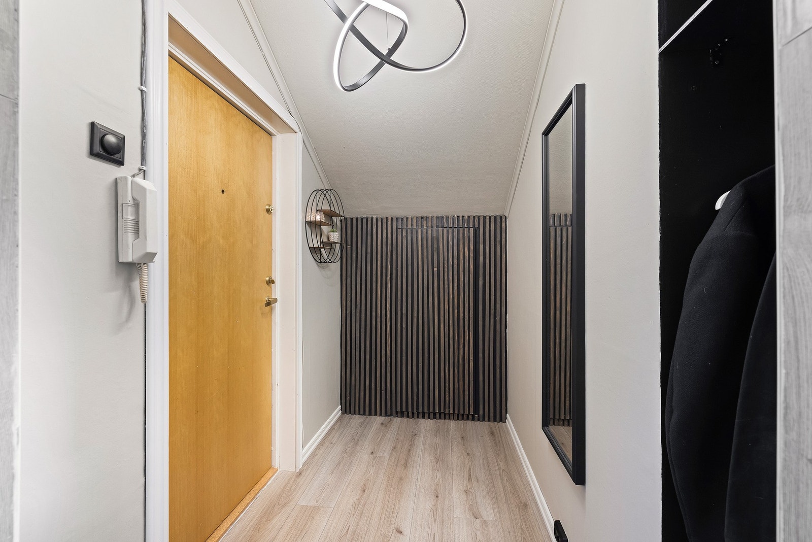 Vell inn i entréen har du adkomst til bod og stue. Entréen er utstyrt med calling anlegg og plassbygget garderobe. Galleribilde