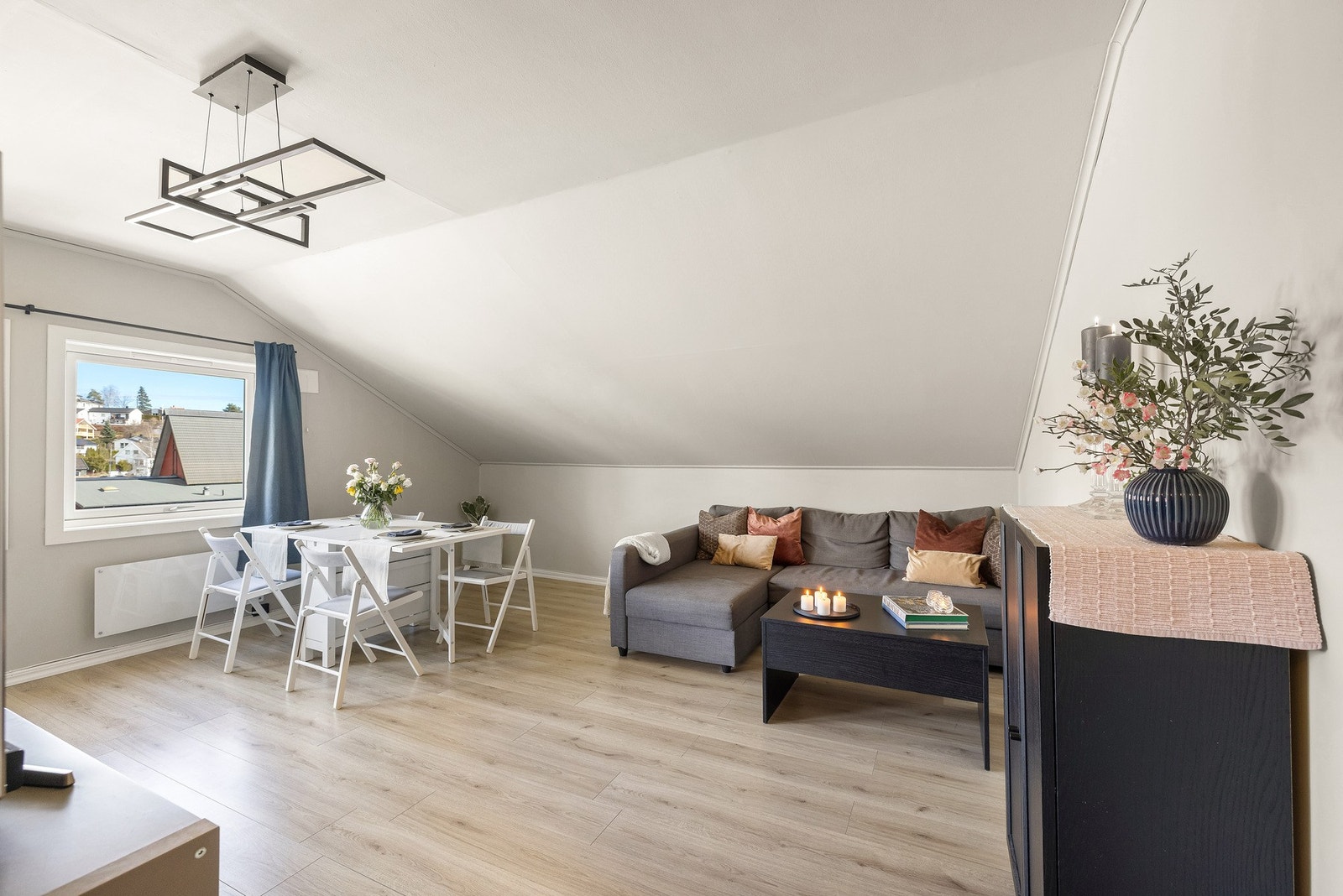 Stuen har åpen løsning til kjøkkenet og har god plass til både spiseplass og sofa. Galleribilde