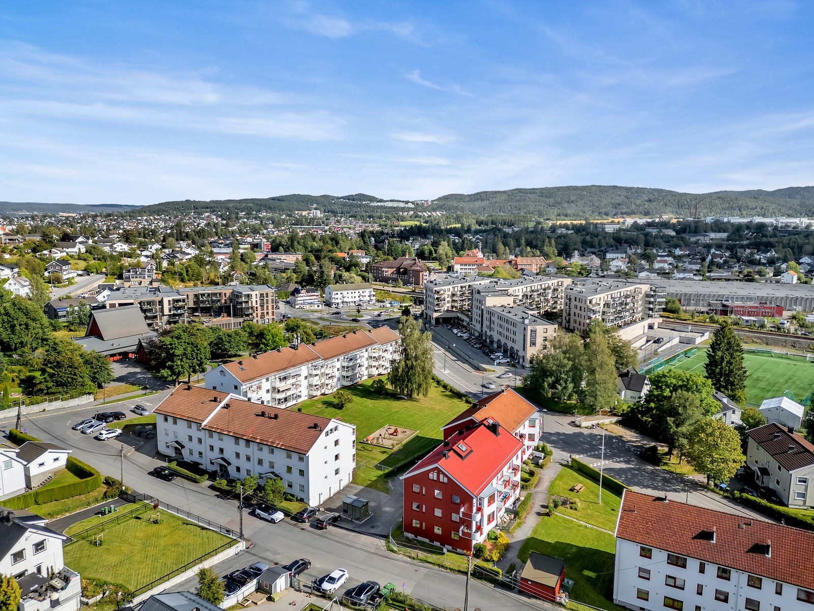 Her er det stor felles tomt med grøntområde mellom blokkene. Galleribilde