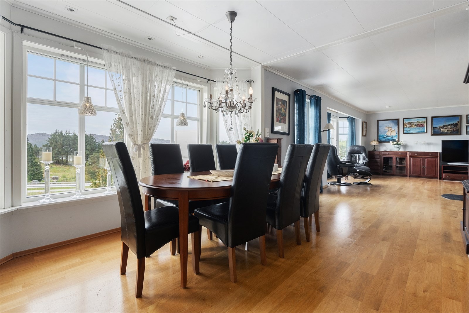 Det er god plass til stort spisebord i stue/kjøkken Galleribilde