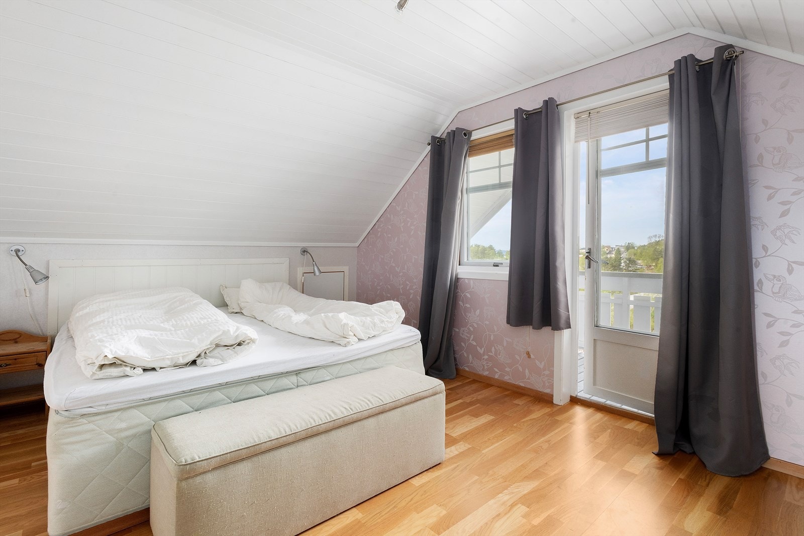 Hovedsoverom med utgang til vestvendt altan Galleribilde