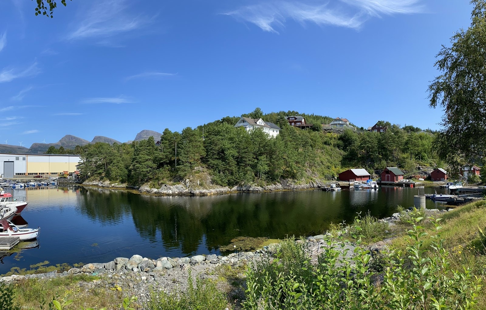 Eiendommen ligger høyt og fritt over Brandsøysundet Galleribilde