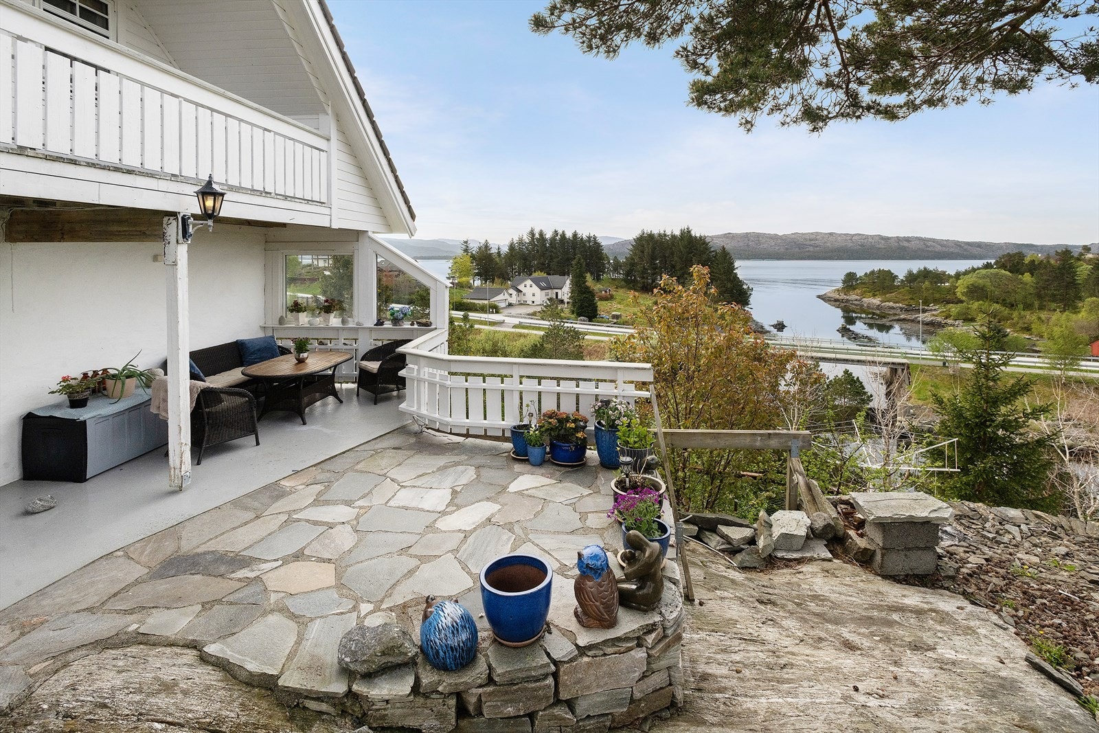 Vestvendt terrasse utenfor stue Galleribilde