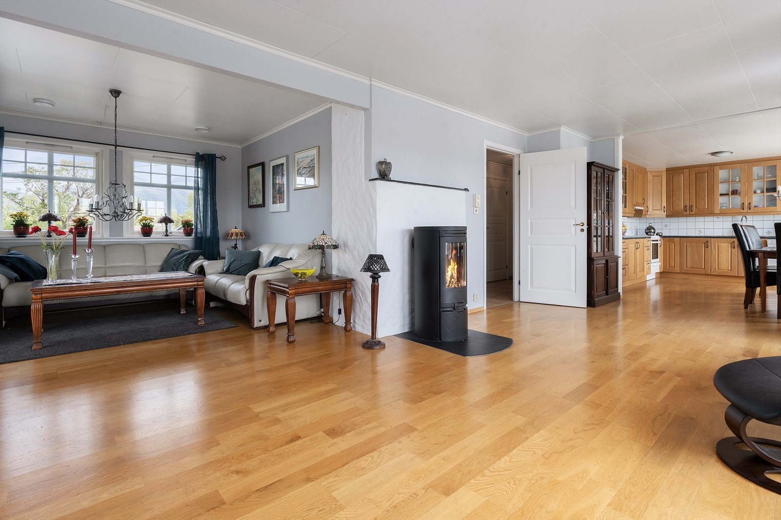 Romslig vinkelstue som er åpen mot kjøkken Galleribilde