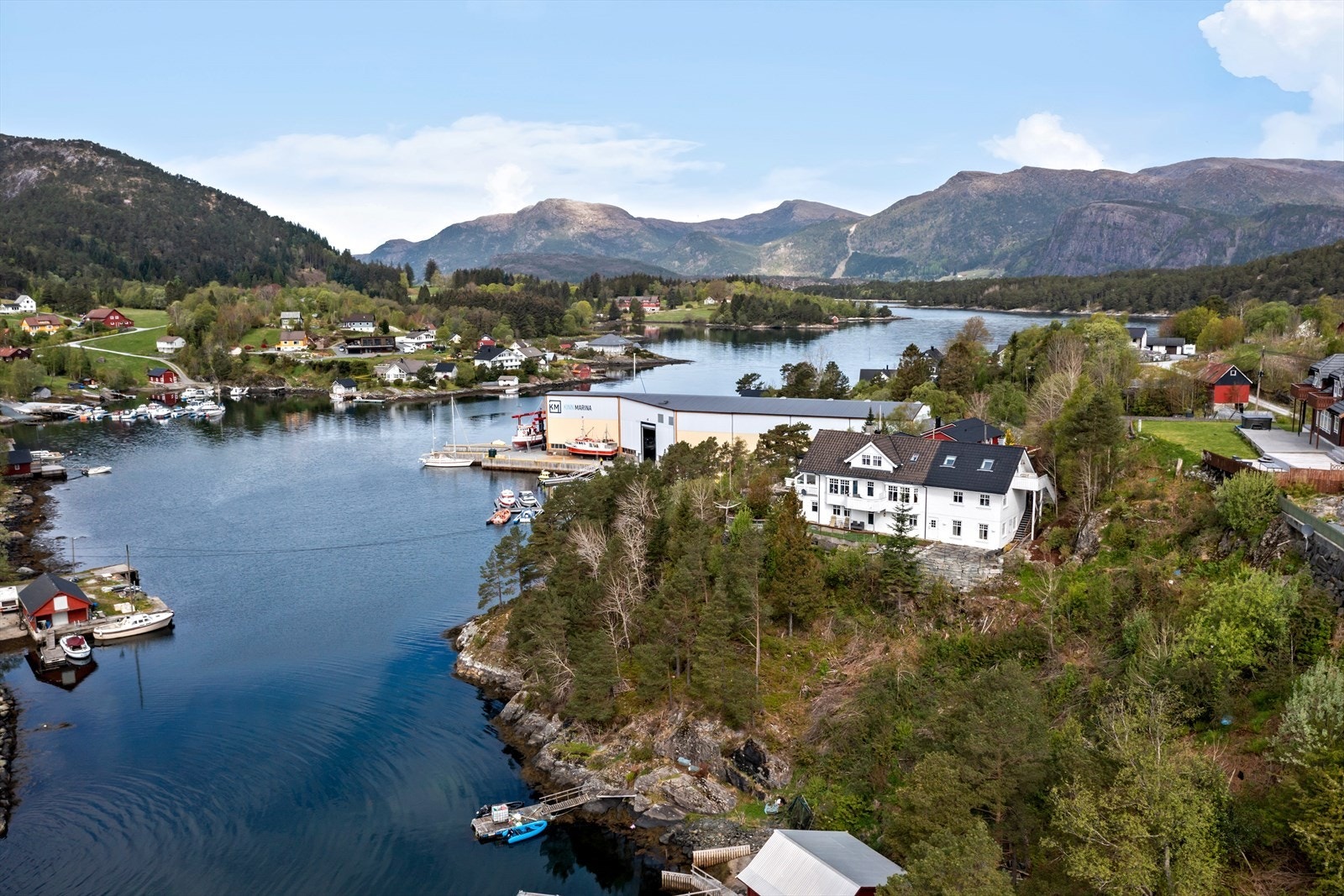 Boligen ligger høyt og fritt over Brandsøysundet Galleribilde