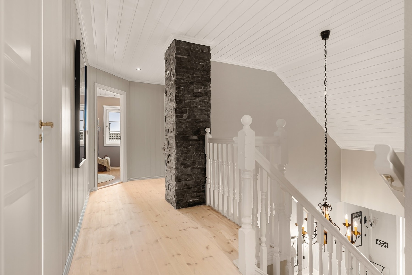 I 2. etasje finner vi en ekstra stue sammen med soverommene og baderommet. Galleribilde