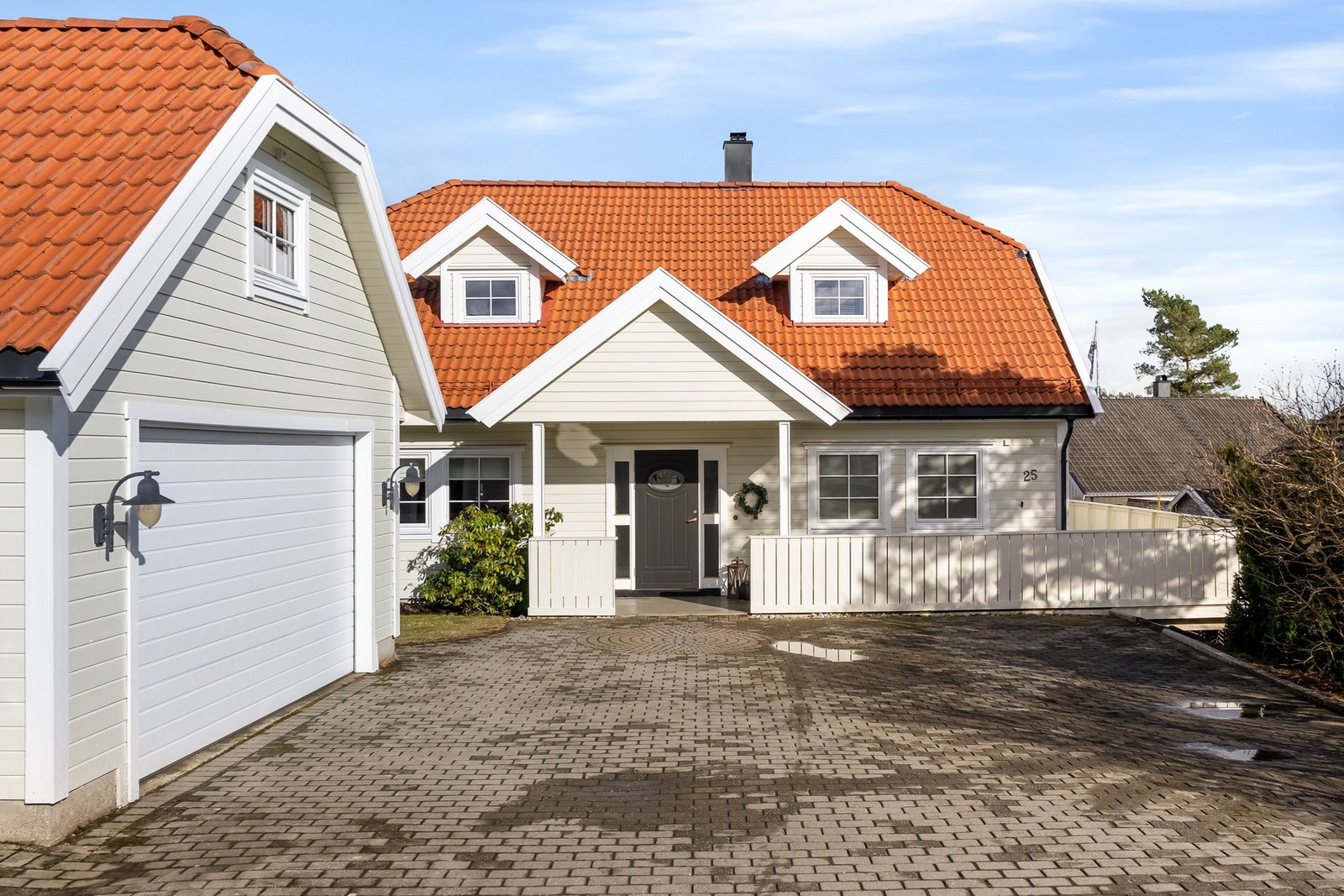 Stenlagt gårdsplass skaper et rent og ryddig uttrykk. Galleribilde
