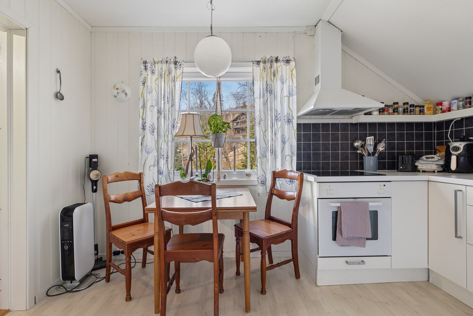 Praktisk kjøkken med det man trenger. Galleribilde