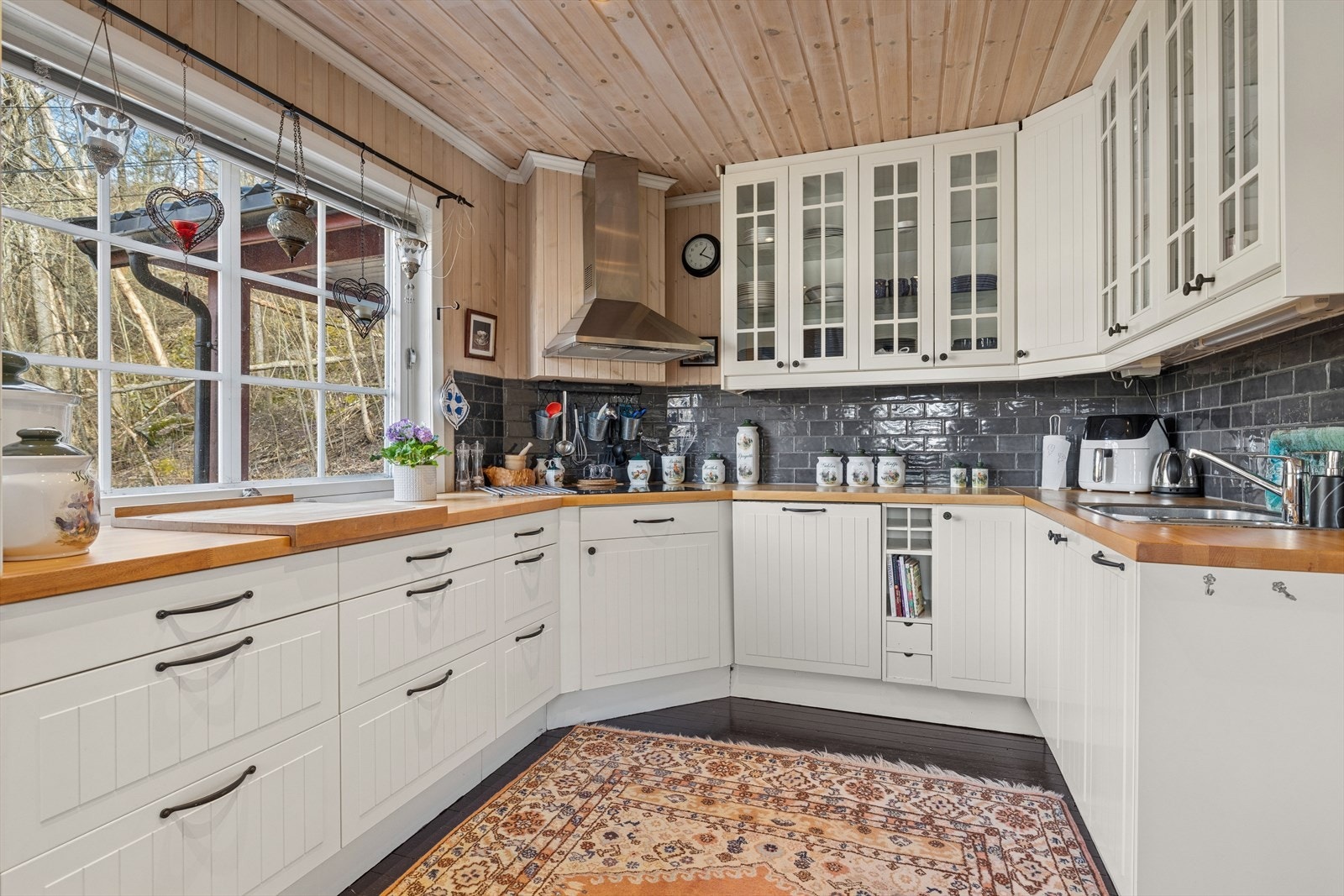 Praktisk kjøkken med god løsninger og godt med skapplass. Galleribilde