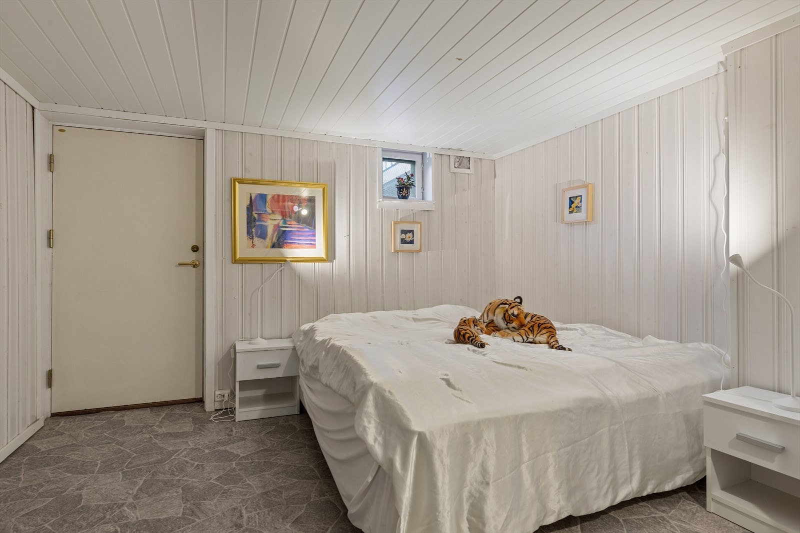 Rom innredet med dobbeltseng. Galleribilde