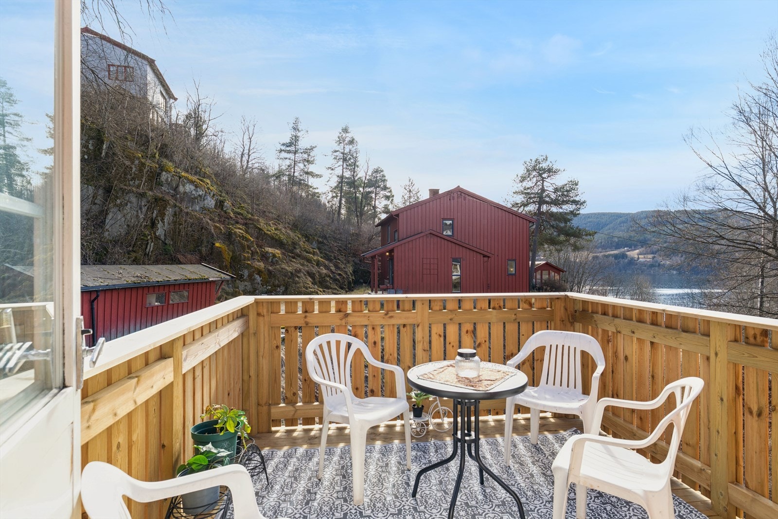 Flott utsikt fra verandaen i 2. etasje, her kan man nyte sene sommerkvelder. Galleribilde