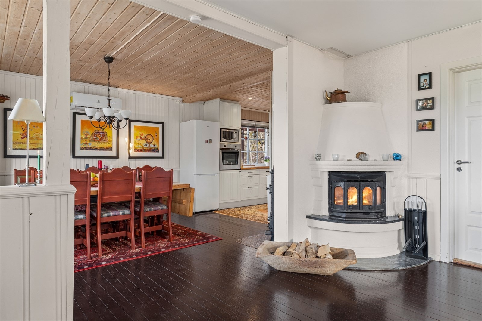 Vedovnen varmer godt under kalde vinterdager. Galleribilde