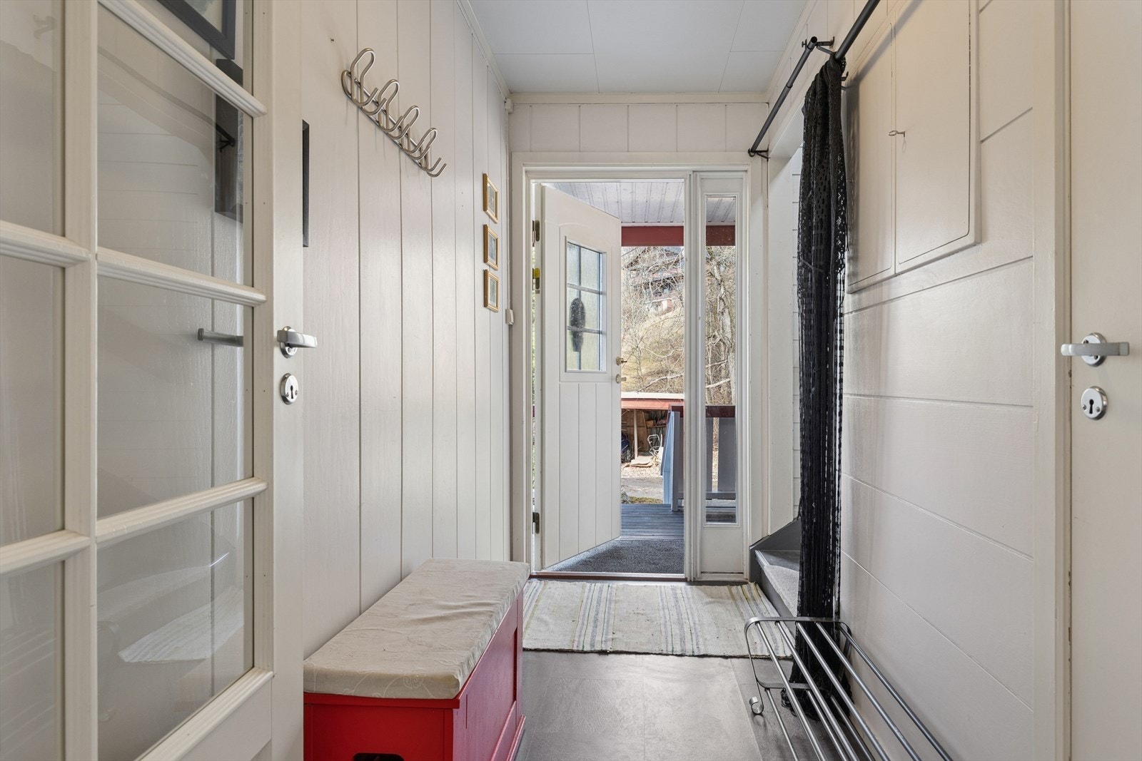 Ønsker deg velkommen inn til en lys gang med plass til å henge av seg ytterbekledningen. Galleribilde