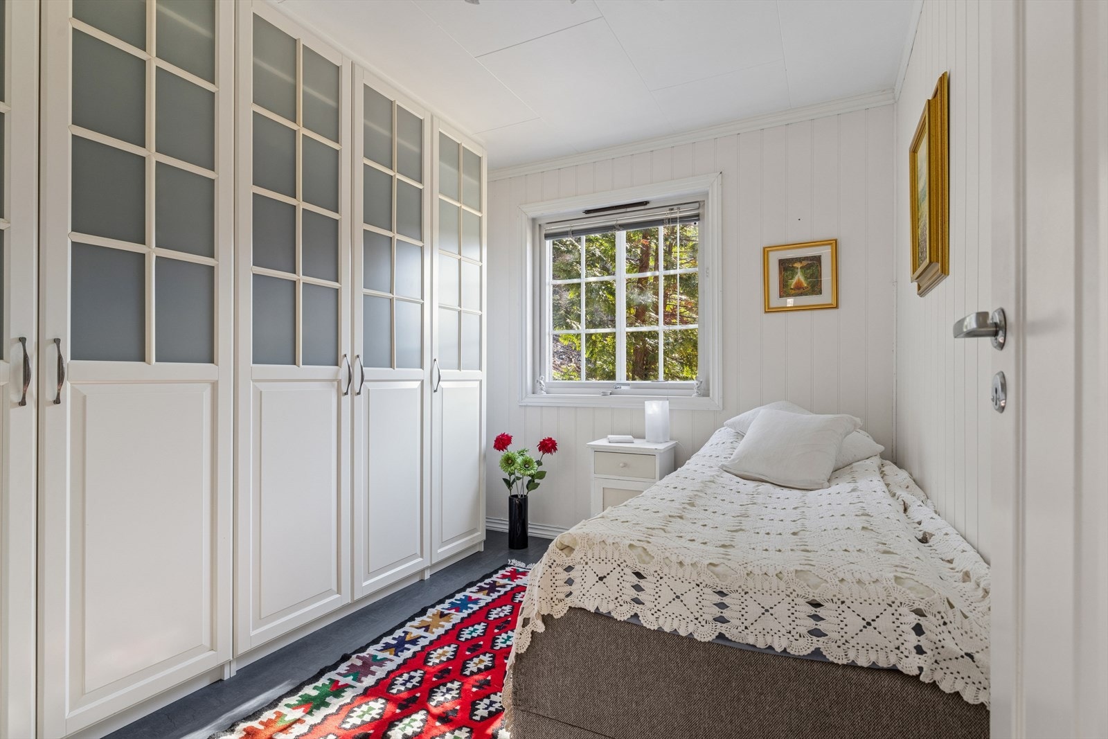 Soverom 2 har rikelig med skapplass og innredet med en enkeltseng. Galleribilde