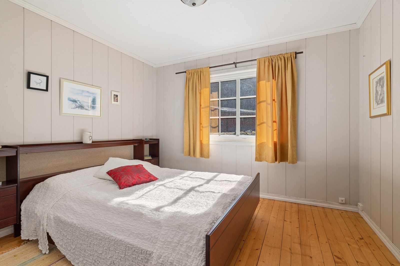 Boligen har totalt 4 soverom, i hovedetasjen er det 2. Soverom 1 er hovedsoverommet og innredet med en dobbeltseng. Galleribilde