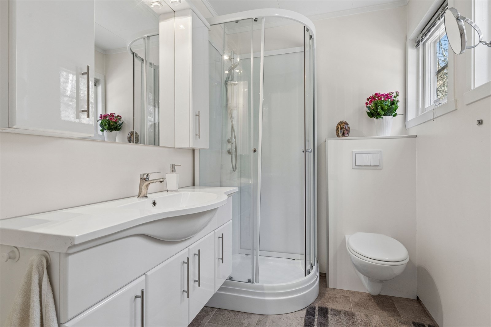 Baderom oppgradert i 2020, innredet med dusjkabinett, do og servant med skapplass. Galleribilde