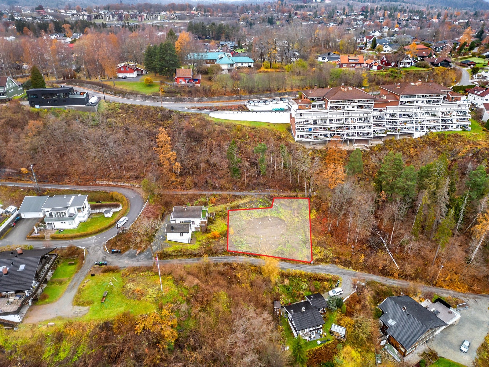 Tomten ligger i et område regulert til frittliggende småhusbebyggelse og bevaring av bygninger med BYA på xx %. Galleribilde