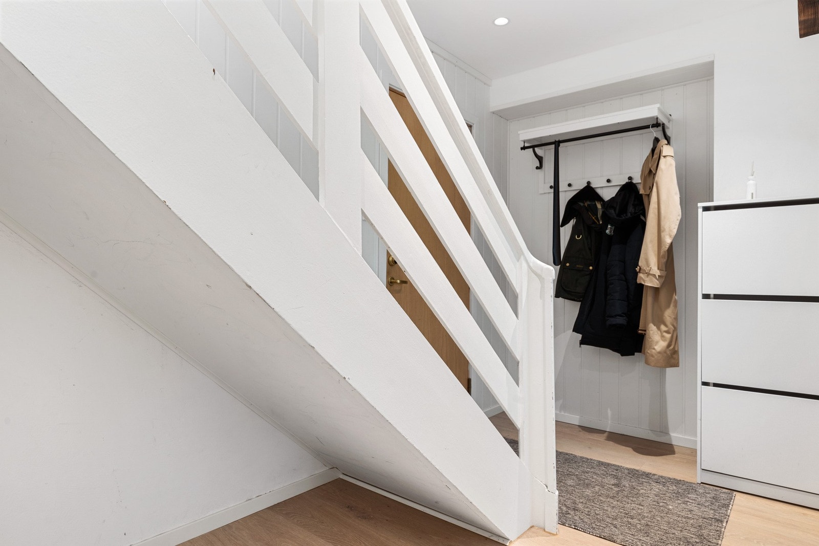 Du blir ønsket velkommen inn i en innbydende entré med rom for å henge fra seg yttertøy og sko. Galleribilde