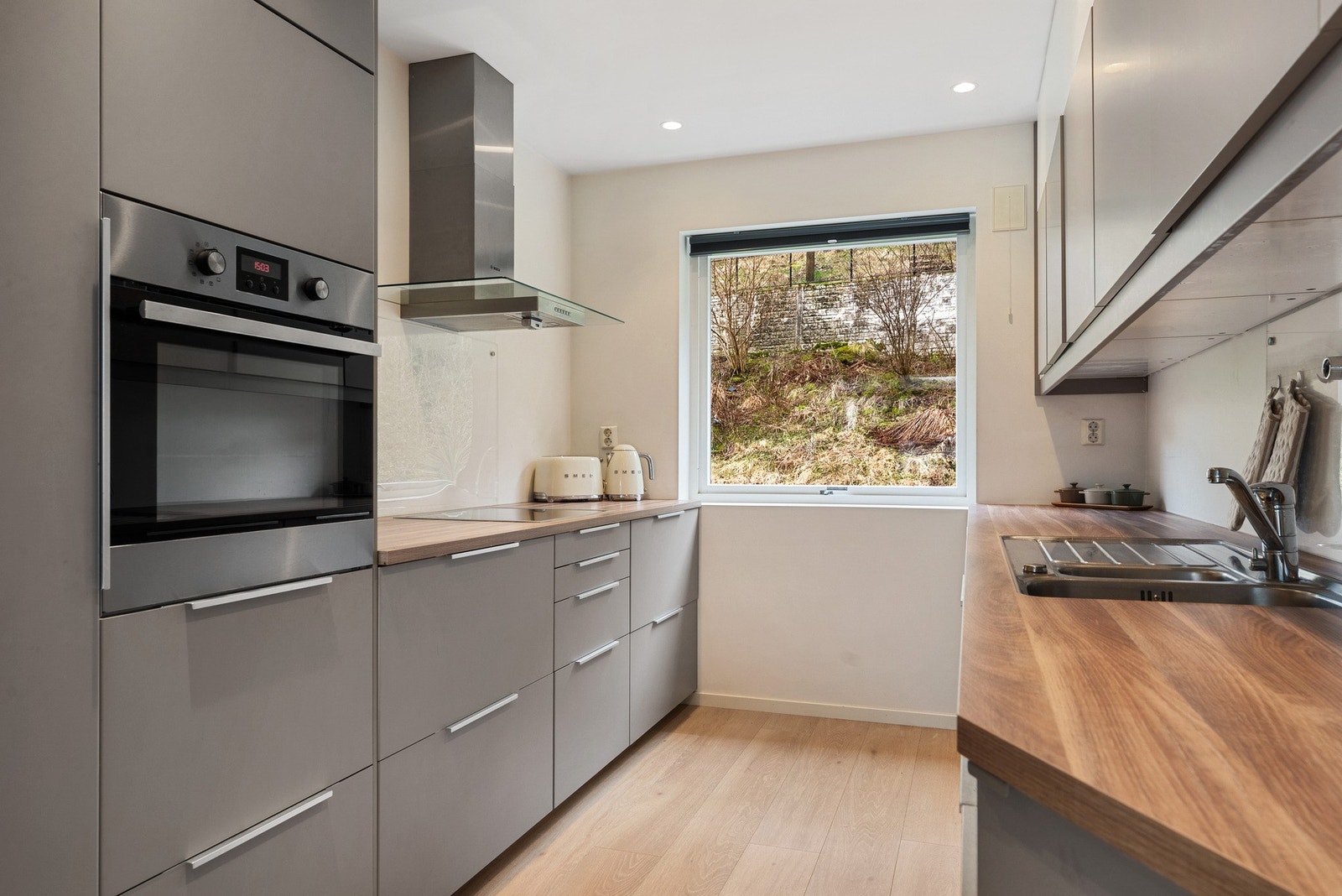 Kjøkkenet bærer et moderne uttrykk og var nytt i 2015. Galleribilde