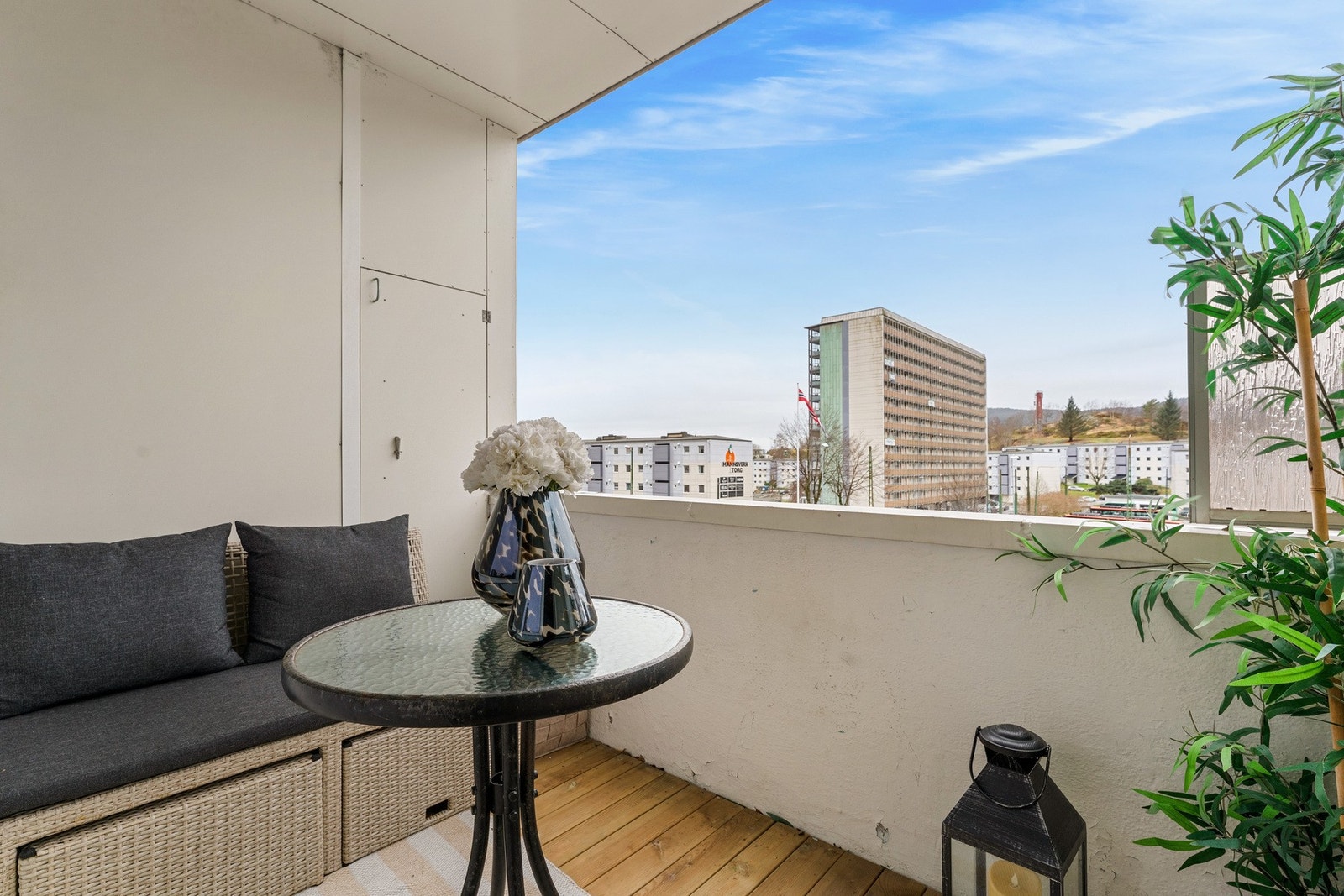 Vestvendt altan med gode solforhold fra ca. kl. 12 - 21 midtsommers. Galleribilde