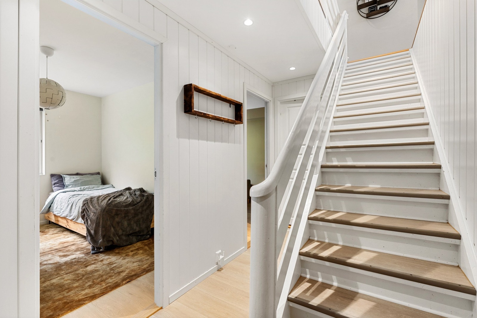 Fra entré er det trapp opp til hovedetasjen og ellers tilkomst til etasjens to soverom og vaskerom. Galleribilde
