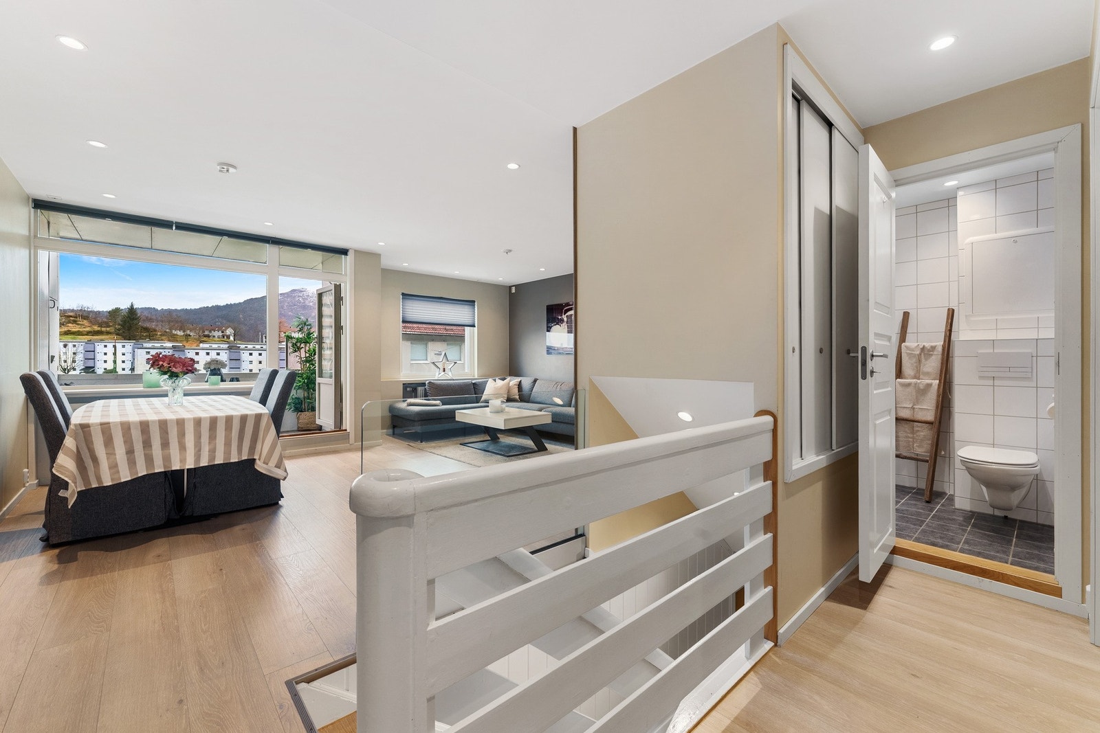 Opp i hovedetasjen møtes man av et lyst og romslig oppholdsrom. Galleribilde