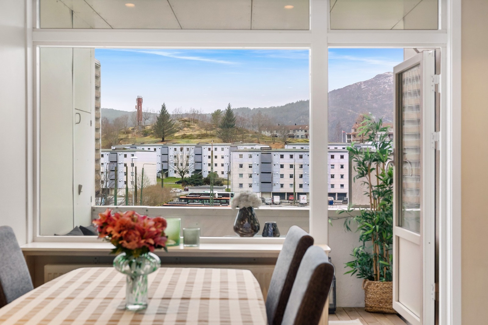 Nydelig utsikt fra stuevinduet. Galleribilde