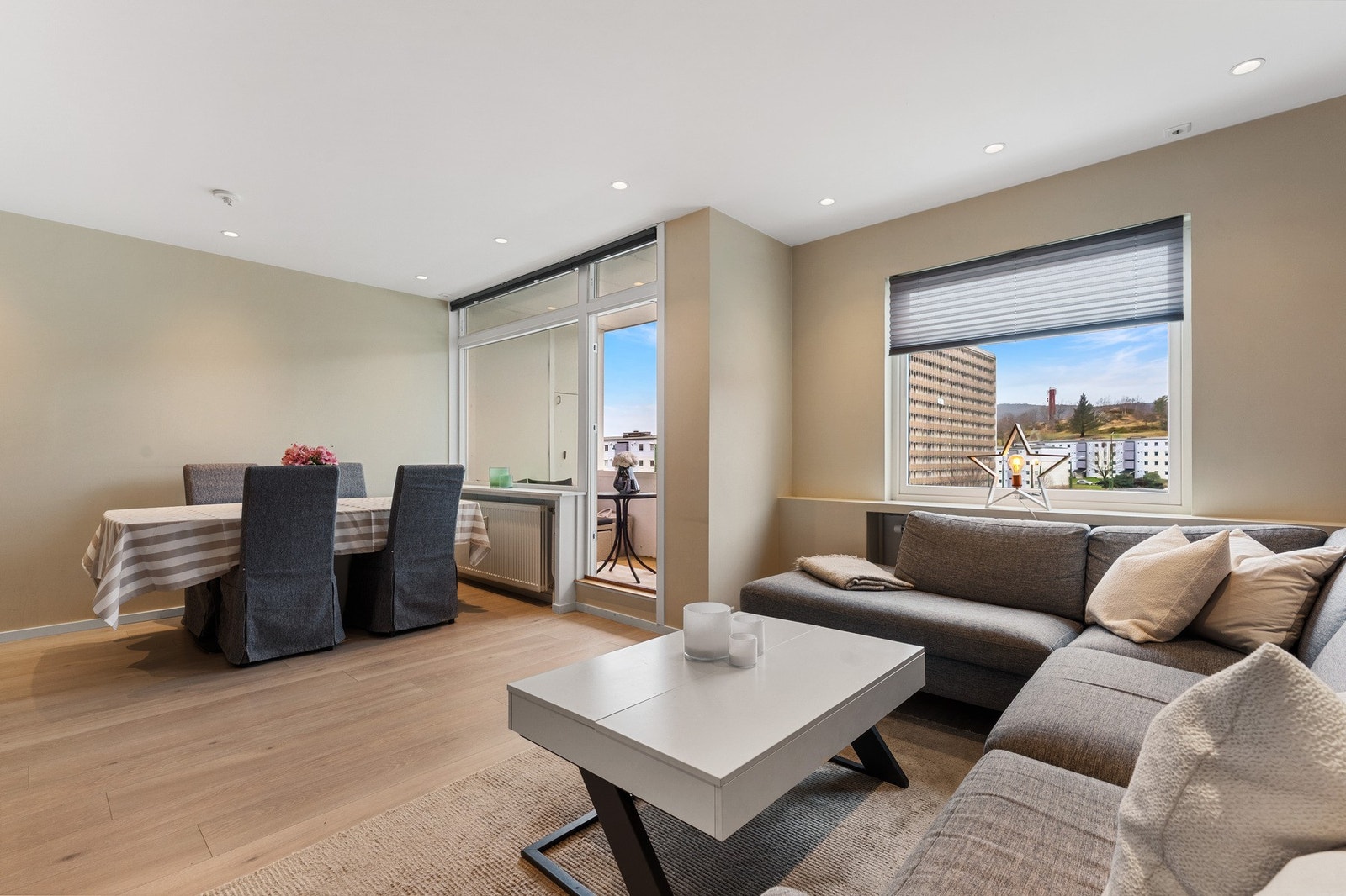 Stuen er malt i tidsriktige og behagelige farger og har flott 1-stavs laminat på gulv. Galleribilde