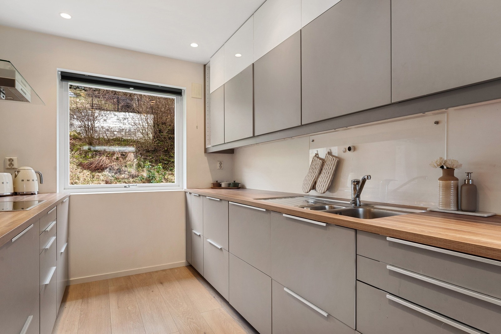 Innredningen er meget funksjonell med god skap- og benkeplass. Galleribilde