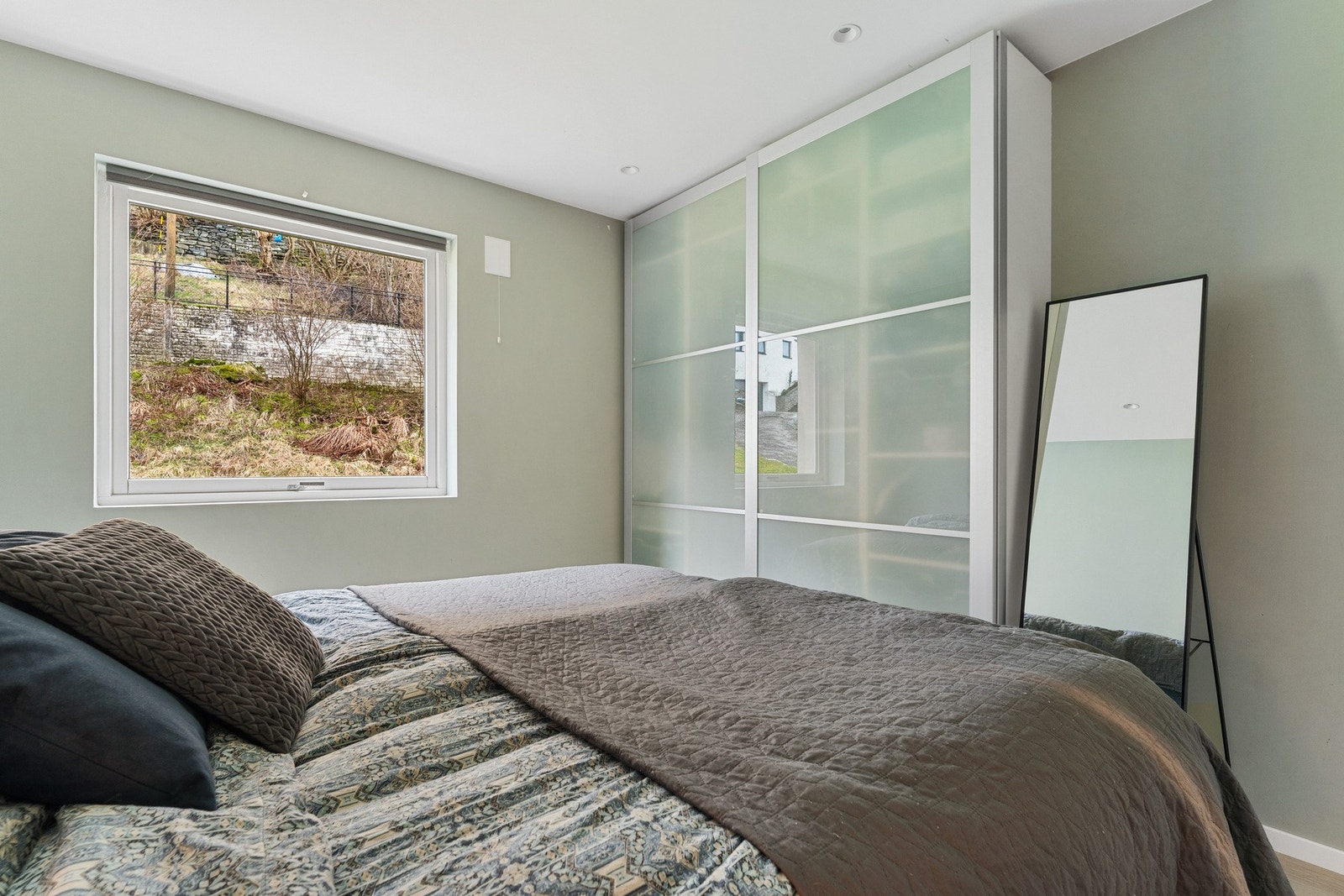 Her er det god plass til dobbeltseng og garderobe. Galleribilde