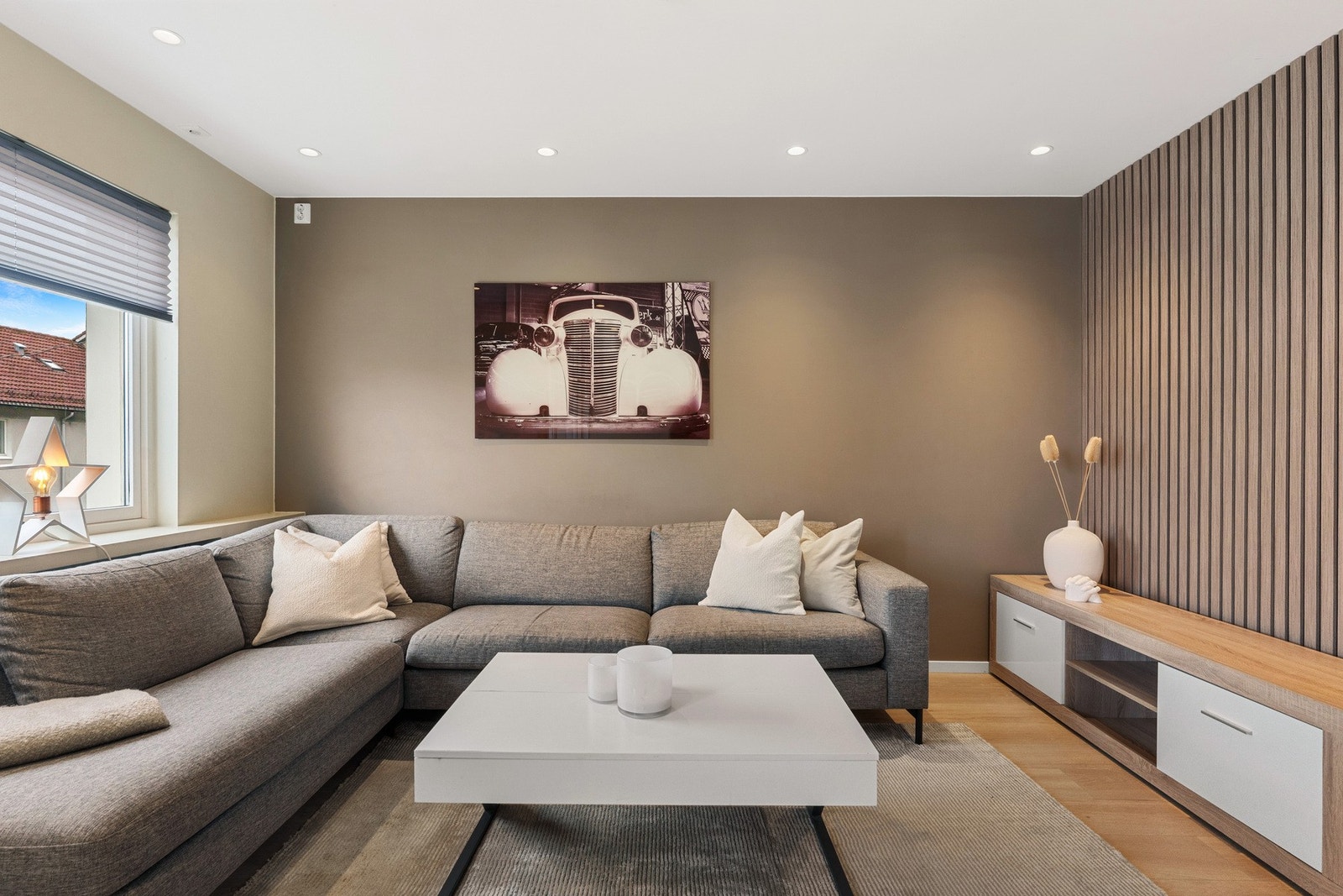 I stuen er det god plass til en stor sofagruppe og en hyggelig spisesone. Galleribilde