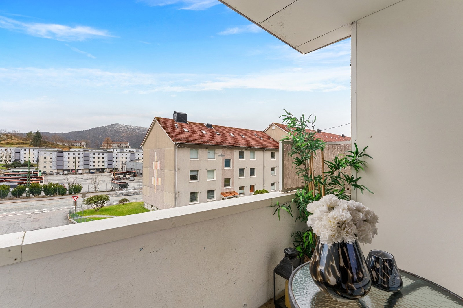 Koselig vestvendt altan med gode solforhold og lite sjenerende innsyn. Galleribilde