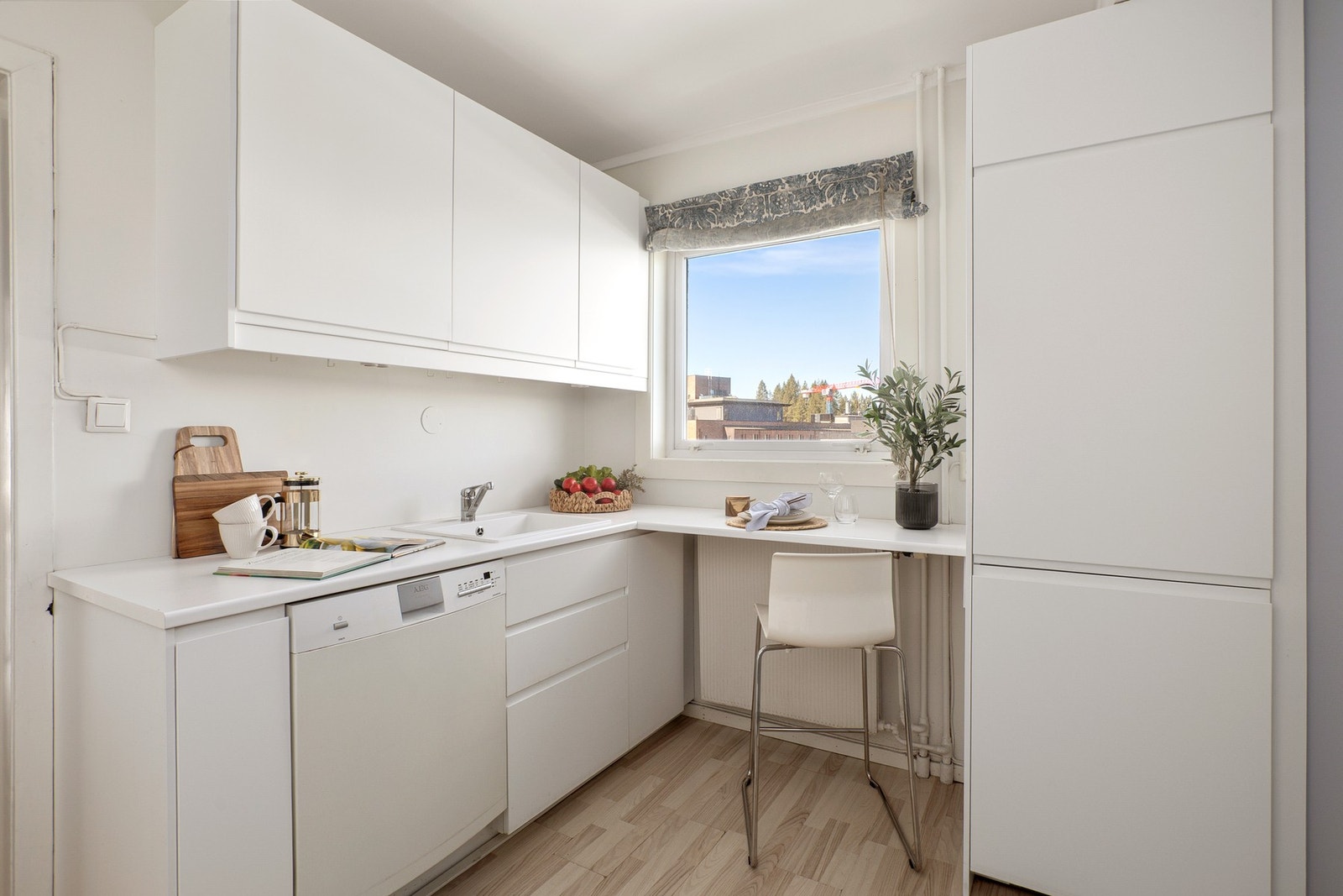 Kjøkkenet er utstyrt med integrert kjøle-/fryseskap, samt frittstående oppvaskmaskin og komfyr med platetopp som medfølger handelen. Galleribilde